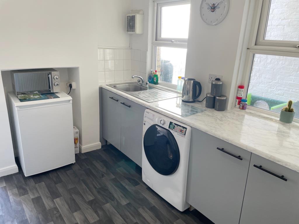 Lot: 45 - BAY-FRONTED HOUSE FOR INVESTMENT - Kitchen